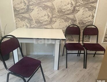 Dördbucaq formalı ağ rəngli yemək masası, qara metal çərçivəli və tünd