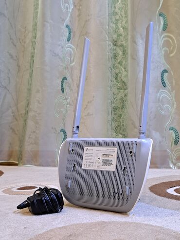 simsiz wifi router: TP-Link tərəfindən istehsal olunmuş bu ağ rəngli simsiz Wi-Fi routeri