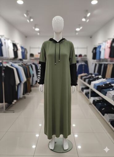 qadın jaketləri: Qadınlar üçün idman tərzli uzun kapüşonlu don - Rəng: zeytun-yaşıl