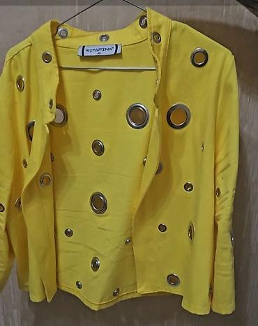 desd geyimler: Qadın geyimləri dəsti 1) Sarı jaket – marka: Zitafink (etiketdə 48 — 1
