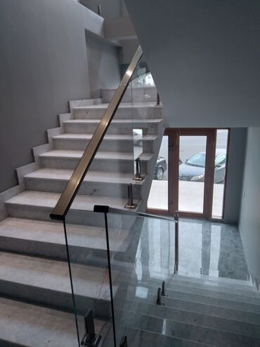 Ofislər: Azadllq metro st çıxışında 1) 7 otaqlı yeni binanın 2 ci mərtəbəsində — 8