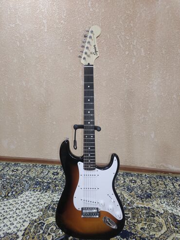 купить гитару в бишкеке бу: Электрогитара squier bullet Stratocaster в идеальном состоянии