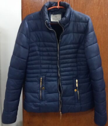 zimske jakne za punije zene: Teget postavljena zenska jakna. Duzina 64 cm, rukavi 66 cm, ramena