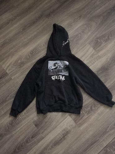 Kişi geyimləri: Qara rəngli kapüşonlu sviter (hoodie) - Üzərində qrafik çap: sinə — 1