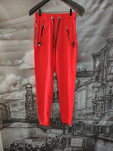 aksa: Crvene sportske pantalone/joggeri - Boja: intenzivno crvena - Kroj — 1