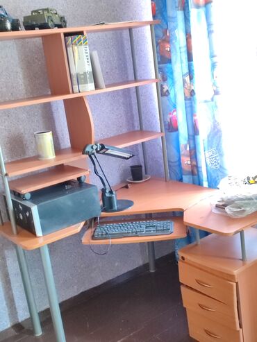 бу письменные столы: Компьютердик үстөлү, Колдонулган, Бурчтуу