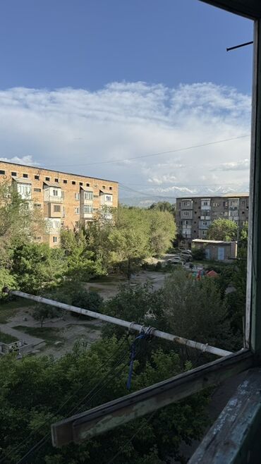 квартира потсилением: 3‑комнатная квартира с раздельной планировкой и видом на двор и горы