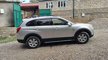Chevrolet: Chevrolet Captiva, gümüş rəngli, 5 qapılı SUV. Əsas xüsusiyyətlər: - — 4