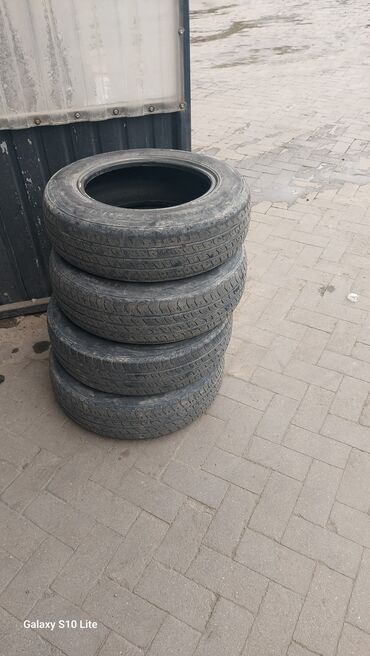шина лето: Комплект из четырех автомобильных шин без дисков, предназначенный для