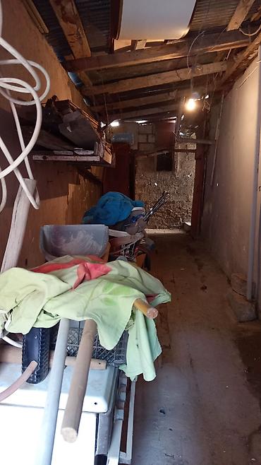 1: 1 otaqlı həyət evi – həyəti və köməkçi tikililərlə - Plan: 1 otaq — 2