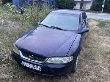 prodaja automobila: Opel Vectra B 2.0 DTI 16V je limuzina tamnoplave boje, prepoznatljivog