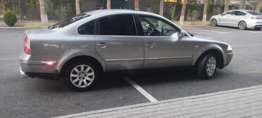 Kasalar: Gümüşü rəngli Volkswagen Passat sedan. Avtomobil geniş salon və rahat