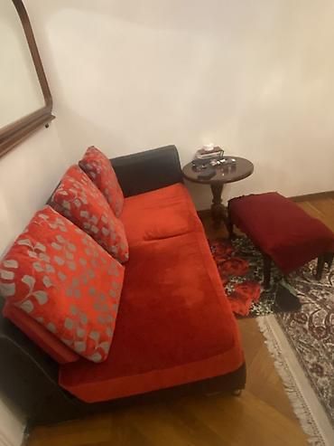 Divanlar: Qırmızı rəngli yumşaq üç yastıqlı divan - Kompakt ölçülü, 3 nəfərlik — 3
