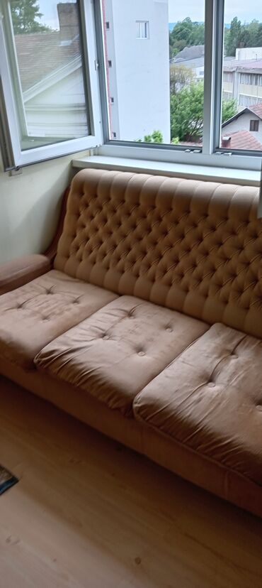 sofa za bebe: Продајем тросед.На њему могу спавати две особе.Има жичано језгро и