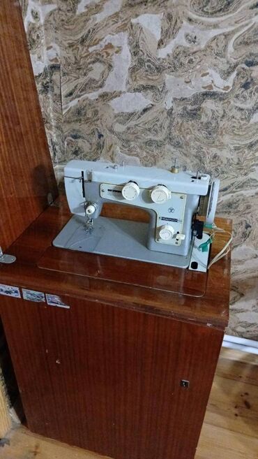 Podolsk 142 elektrikli tikish mashini, pedali var. Chox az ishlenib