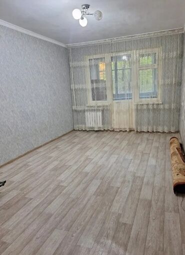 2х комнатная квартира продаётся: 1 комната, 37 м², 104 серия, 2 этаж