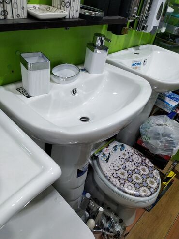 тюльпан: Ağ rəngli keramika materialından hazırlanmış lavabo dəsti, ayaqlı
