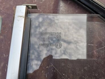 Auto delovi: Staklo desnih zadnjih vrata Lada 2131 Niva produzena. Skinuto sa — 14