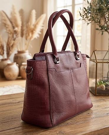 givenchy narukvica: Elegantna ženska torba od eko-kože u burgundi boji. Kombinuje dve — 1