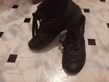 волейболный обувь: Деми ботинки на лёгкую зиму, кожаные, в отличном состоянии. 41 размер