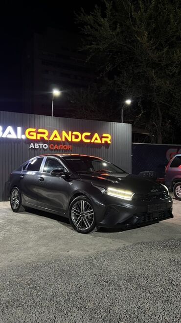 авто в рассрочку лизинг: Элегантный черный седан Kia K3 с современным дизайном кузова и