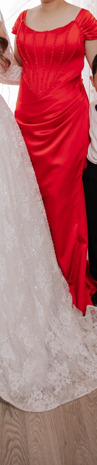 Ziyafət donları: Qırmızı ziyafət/libas - Rəng: parlaq qırmızı - Model: bədənə oturan