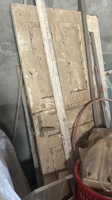 Plastik pəncərələr: Taxta və plastik materiallardan hazırlanmış müxtəlif qapı və pəncərə