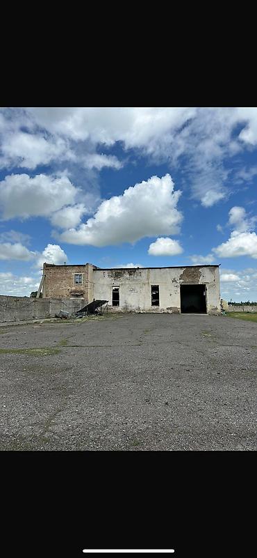 Продажа коттеджей и домов: Продам большой участок с домом в два этажатерритория 2 га,есть — 2