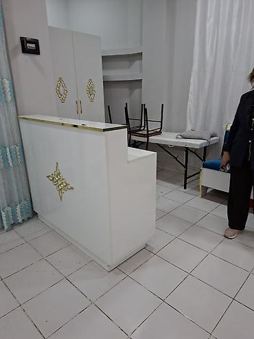 Salon, tibbi mebel dəsti: Salon mebeli dəsti Tərkib: - Resepsiyon/administrator stolu — 4
