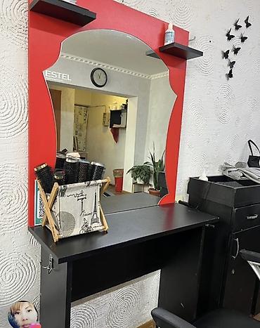 Туалетные столики: Парикмахерское вертикальное зеркало в красной раме, две верхние — 1