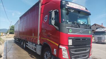 Kamioni: Crveni Volvo kamion sa crvenom prikolicom, idealan za prevoz tereta na — 2