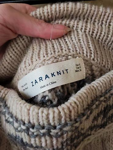 oversize dzemperi: ZARA KNIT pletena suknja, veličina S (EUR S / USA S / MEX 26). Model u — 2