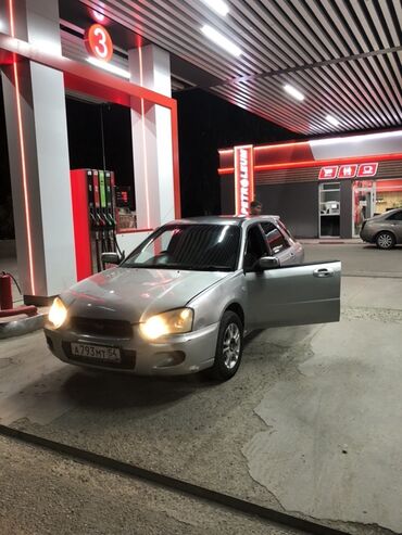 бизнес авто: Subaru Impreza серебристого цвета, практичный автомобиль для