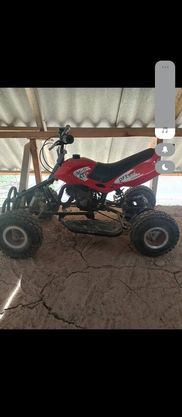 мини мото: Квадроцикл красного цвета, маркированный как Midi ATV Offroad. Оснащен