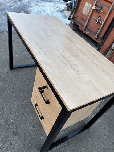 Письменные столы: Письменный стол — 40