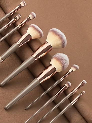 Косметика: Продается набор кистей для макияжа.Если покупаете 2 набора цена 1500 — 5