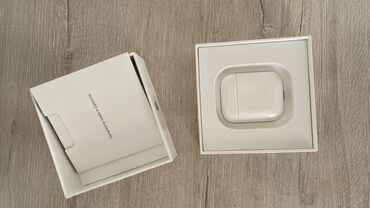 Наушники: Продам оригинальные наушники Apple AirPods (с зарядным кейсом) В