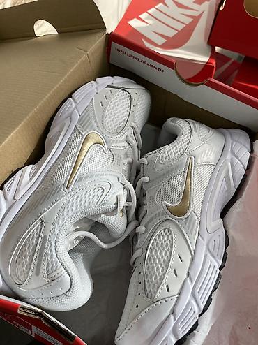 nike s: Кроссовки Nike (модель в беговом стиле) — белые с золотым Swoosh. - — 3