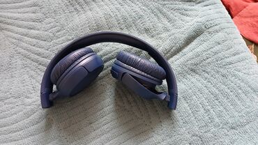 накладные наушники jbl: Беспроводные накладные наушники JBL синего цвета. Модель имеет