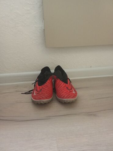 золотой мяч: Бутсы Nike Phantom GT Club DF TF в красно-черном цвете, подходящие для