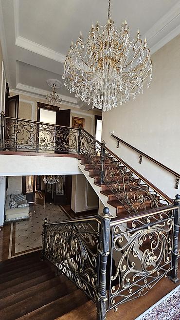 Продажа коттеджей и домов: Классический трехэтажный особняк с дизайнерским двором и богато — 10
