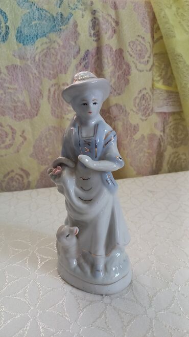 продаю статуэтки: Фарфоровая статуэтка Девушка с Корзиной. высота 20 см. Германия. в