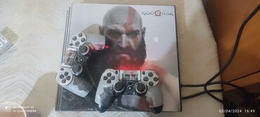 god of war ragnarok: Playstation 4 pro 1tb playstation üstünə vinil çəkilib içindəki