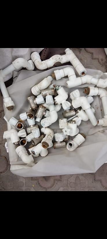 Кухонные мойки: Продаю недорого все: . краны на батареи (демонтировано 25 штук- ) — 10