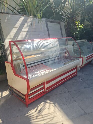 Soyuducu vitrinləri: Bu ticarət vitrin soyuducusu mağazalar, kafelər və ya restoranlar üçün