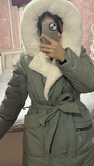 женская и мужская парфюмерия: Длинный женский пуховик цвета хаки с объёмным белым меховым