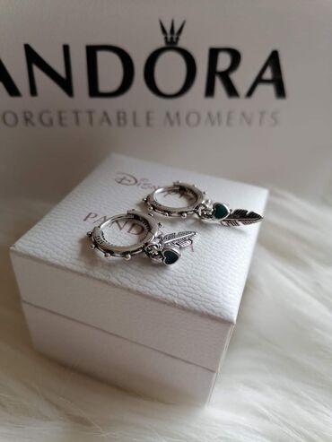 Minđuše: Pandora minđuše
Dobija se u kutijici
Cena:2100din — 3