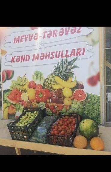 dubai şokolad harda satilir: Meyvə-tərəvəz polkasi ve reklami satilir. polkalarin yarisi ise