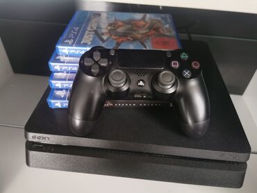 PS4 (Sony Playstation 4): Prodajem PS4,u odlicnom stanju sa svom pratecom opremom i jednim