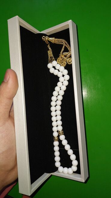Toy paltarları və aksesuarları: Ağ daşlardan (Ağ aqat)hazırlanmış təsbeh, qızılı rəngli detallarla